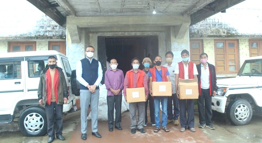 DC and Chairman DTF, Kumar Ramnikant handing over the basic medical kits provided by the Nagaland Governor, RN Ravi at the DC’s Office, Tuensang on June 23. (DIPR Photo)